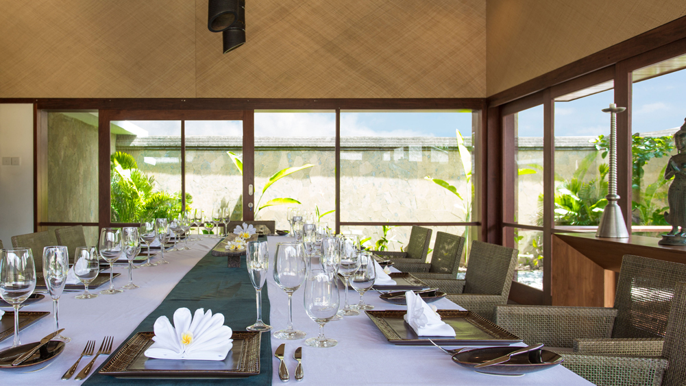 Villa Bayu Gita Beachfront - Airy dining area
